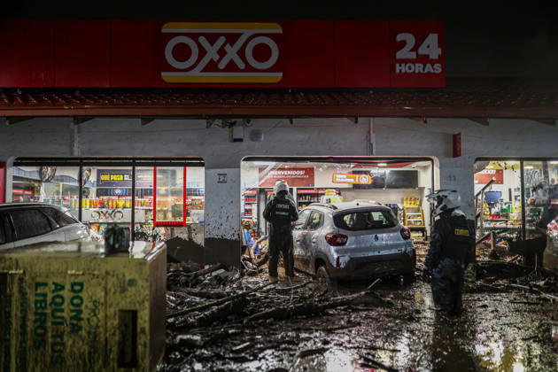 Chile declares yellow alert for Santiago region over heavy rainfall SANTIAGO, CHILE - OCTOBER 8: A barrage of water, mud and stones descended this Thursday afternoon through the San Carlos de Apoquindo sector, a sector in the east of Santiago, and swept away cars and public transport vehicles, in Santiago, Chile, on Thursday, October 8, 2026. Chilean authorities declared a yellow alert for the Santiago Metropolitan Region on Tuesday due to intense rainfall, flooding and the activation of ravines, according to the National Service for Disaster Prevention and Response (SENAPRED). Lucas Aguayo Araos Anadolu Santiago Chile. Editorial use only. Please get in touch for any other usage. Copyright: x2026xAnadoluxLucasxAguayoxAraosx