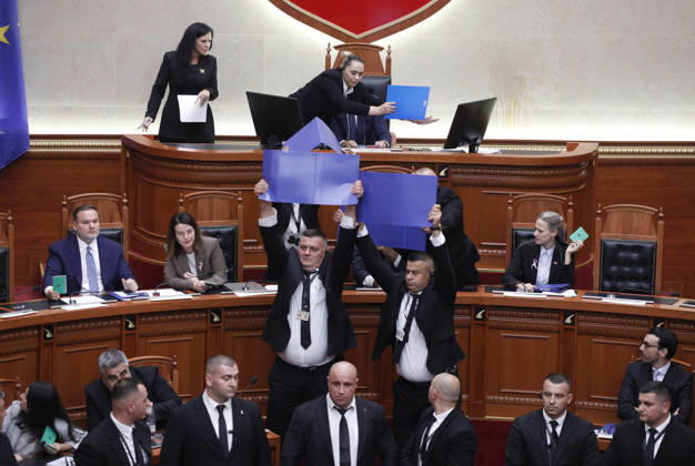 Albanian Parliament Vote the Territorial Reform in Tirana, Albania. Bodyguards try to protect Albanian Prime Minister Edi Rama (C) as an opposition MP throws a water bottle during a parliamentary session where a government s proposed administrative and territorial reform is voted on in Tirana, Albania, early on October 9, 2026. Light Studio Agency Malton Dibra Tirana Albania Copyright: xLightxStudioxAgencyx xMaltonxDibrax