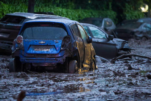 Santiago, October 8, 2026: A mudslide is affecting the area from San Carlos de Apoquindo to Los Dominicos in the Las Condes district, causing widespread damage and sweeping away vehicles and people. Jonnathan Oyarzun Aton, Chile, Santiago, Chile Aton 1198035  Copyright: JONNATHANxOYARZUN ATONxCHILE