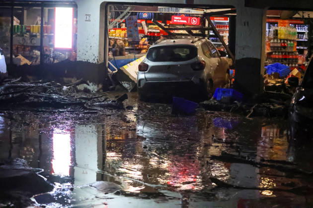 Santiago, October 8, 2026: A mudslide is affecting the area from San Carlos de Apoquindo to Los Dominicos in the Las Condes district, causing widespread damage and sweeping away vehicles and people. Jonnathan Oyarzun Aton Chile, Santiago, Chile Aton 1198037  Copyright: JONNATHANxOYARZUN ATONxCHILE