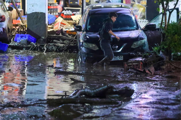 Santiago, October 8, 2026: A mudslide is affecting the area from San Carlos de Apoquindo to Los Dominicos in the Las Condes district, causing widespread damage and sweeping away vehicles and people. Jonnathan Oyarzun Aton Chile, Santiago, Chile Aton 1198039  Copyright: JONNATHANxOYARZUN ATONxCHILE