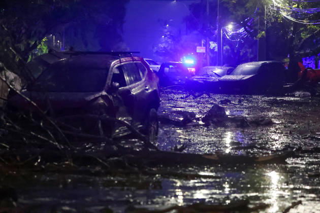 Santiago, October 8, 2026: A mudslide is affecting the area from San Carlos de Apoquindo to Los Dominicos in the Las Condes district, causing widespread damage and sweeping away vehicles and people. Jonnathan Oyarzun Aton Chile, Santiago, Chile Aton 1198041  Copyright: JONNATHANxOYARZUN ATONxCHILE