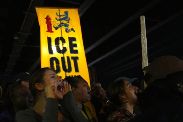 A person takes part in a protest against U.S. Immigration and Customs Enforcement (ICE) following a shooting in which a man was wounded by an ICE agent in New York, United States, 08 October 2026. Protest against ICE in New York !ACHTUNG: NUR REDAKTIONELLE NUTZUNG!  Copyright: xÁngelxColmenaresx AME4345 20261009-55021631020_1