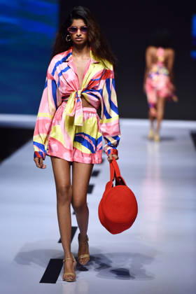 (261009) -- COLOMBO, Oct. 9, 2026 -- A model presents a creation during the Mercedes-Benz Fashion Week Sri Lanka in Colombo, Sri Lanka on Oct. 8, 2026. The event is held here from Oct. 7 to 11. (Photo by Xinhua) SRI LANKA-COLOMBO-FASHION WEEK GayanxSameera 