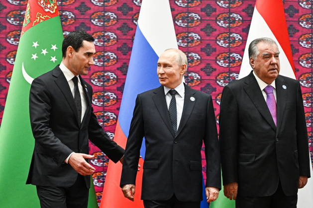 TURKMENISTAN, BALKAN PROVINCE - OCTOBER 9, 2026: Turkmenistan s President Serdar Berdimuhamedow, Russia s Vladimir Putin, and Tajikistan s President Emomali Rahmon (L-R) during a photo op for participants ahead of a meeting of the CIS Council of Heads of State in Turkmenbasy Turkmenistan  - ZUMAt113 20261009_zaa_t113_011 Copyright: xSergeixBobylevx