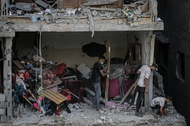 Israeli army continues its attacks on Gaza despite the ceasefire GAZA CITY, PALESTINE - OCTOBER 9: Palestinian civilians and emergency responders search through the debris of damaged residential buildings following an Israeli military airstrike in the Sabra neighborhood, south of Gaza City, Palestine on October 9, 2026. Multiple dead and wounded, including women and children, were reported as rescue teams worked under severe resource shortages to extract survivors from beneath destroyed structures. Saeed M. M. T. Jaras Anadolu Gaza City Gaza. Editorial use only. Please get in touch for any other usage. Copyright: x2026xAnadoluxSaeedxM.xM.xT.xJarasx