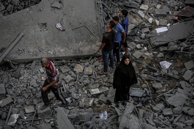 Israeli army continues its attacks on Gaza despite the ceasefire GAZA CITY, PALESTINE - OCTOBER 9: Palestinian civilians and emergency responders search through the debris of damaged residential buildings following an Israeli military airstrike in the Sabra neighborhood, south of Gaza City, Palestine on October 9, 2026. Multiple dead and wounded, including women and children, were reported as rescue teams worked under severe resource shortages to extract survivors from beneath destroyed structures. Saeed M. M. T. Jaras Anadolu Gaza City Gaza. Editorial use only. Please get in touch for any other usage. Copyright: x2026xAnadoluxSaeedxM.xM.xT.xJarasx