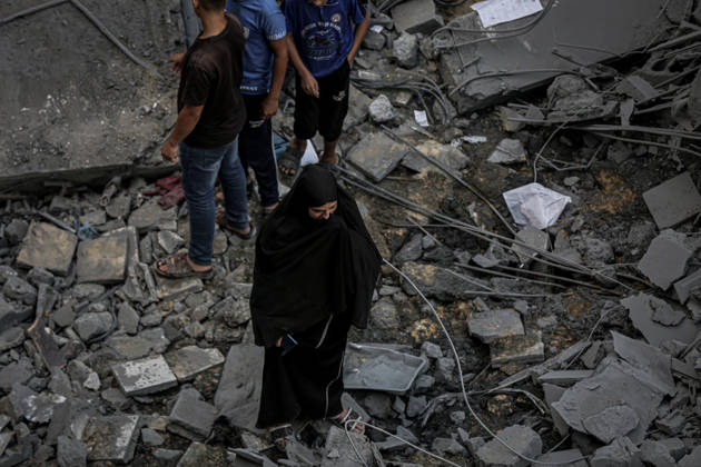 Israeli army continues its attacks on Gaza despite the ceasefire GAZA CITY, PALESTINE - OCTOBER 9: Palestinian civilians and emergency responders search through the debris of damaged residential buildings following an Israeli military airstrike in the Sabra neighborhood, south of Gaza City, Palestine on October 9, 2026. Multiple dead and wounded, including women and children, were reported as rescue teams worked under severe resource shortages to extract survivors from beneath destroyed structures. Saeed M. M. T. Jaras Anadolu Gaza City Gaza. Editorial use only. Please get in touch for any other usage. Copyright: x2026xAnadoluxSaeedxM.xM.xT.xJarasx