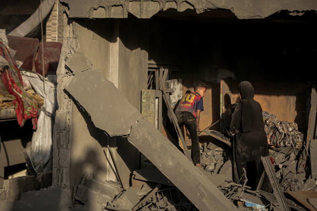 Israeli army continues its attacks on Gaza despite the ceasefire GAZA CITY, PALESTINE - OCTOBER 9: Palestinian civilians and emergency responders search through the debris of damaged residential buildings following an Israeli military airstrike in the Sabra neighborhood, south of Gaza City, Palestine on October 9, 2026. Multiple dead and wounded, including women and children, were reported as rescue teams worked under severe resource shortages to extract survivors from beneath destroyed structures. Saeed M. M. T. Jaras Anadolu Gaza City Gaza. Editorial use only. Please get in touch for any other usage. Copyright: x2026xAnadoluxSaeedxM.xM.xT.xJarasx