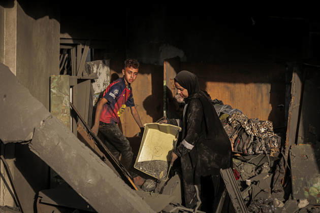 Israeli army continues its attacks on Gaza despite the ceasefire GAZA CITY, PALESTINE - OCTOBER 9: Palestinian civilians and emergency responders search through the debris of damaged residential buildings following an Israeli military airstrike in the Sabra neighborhood, south of Gaza City, Palestine on October 9, 2026. Multiple dead and wounded, including women and children, were reported as rescue teams worked under severe resource shortages to extract survivors from beneath destroyed structures. Saeed M. M. T. Jaras Anadolu Gaza City Gaza. Editorial use only. Please get in touch for any other usage. Copyright: x2026xAnadoluxSaeedxM.xM.xT.xJarasx