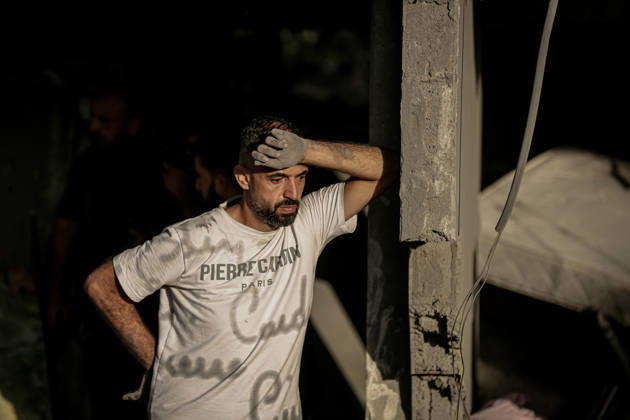 Israeli army continues its attacks on Gaza despite the ceasefire GAZA CITY, PALESTINE - OCTOBER 9: Palestinian civilians and emergency responders search through the debris of damaged residential buildings following an Israeli military airstrike in the Sabra neighborhood, south of Gaza City, Palestine on October 9, 2026. Multiple dead and wounded, including women and children, were reported as rescue teams worked under severe resource shortages to extract survivors from beneath destroyed structures. Saeed M. M. T. Jaras Anadolu Gaza City Gaza. Editorial use only. Please get in touch for any other usage. Copyright: x2026xAnadoluxSaeedxM.xM.xT.xJarasx