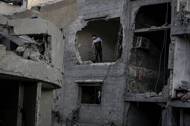 Israeli army continues its attacks on Gaza despite the ceasefire GAZA CITY, PALESTINE - OCTOBER 9: Palestinian civilians and emergency responders search through the debris of damaged residential buildings following an Israeli military airstrike in the Sabra neighborhood, south of Gaza City, Palestine on October 9, 2026. Multiple dead and wounded, including women and children, were reported as rescue teams worked under severe resource shortages to extract survivors from beneath destroyed structures. Saeed M. M. T. Jaras Anadolu Gaza City Gaza. Editorial use only. Please get in touch for any other usage. Copyright: x2026xAnadoluxSaeedxM.xM.xT.xJarasx