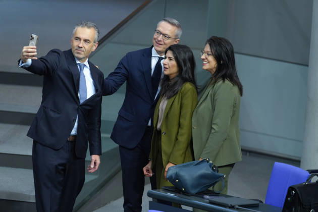 Deutscher Bundestag, 100. Plenarsitzung Mitglieder und Staatssekretaere des deutschen Bundestages machen ein Selfie mit Minister Dr. Karsten Wildberger (Bundesminister Digitales und Staatsmodernisierung) im Plenum bei der 100. Sitzung des Deutschen Bundestages, Berlin, 09.10.2026 Berlin Berlin Deutschland