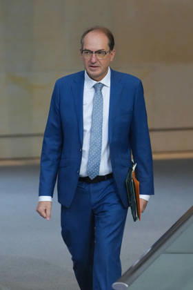 Deutscher Bundestag, 100. Plenarsitzung Alexander Dobrindt, Bundesminister des Innern laeuft mit dynamischer Mimik durch das Plenum zur Regierungsbank bei der 100. Sitzung des Deutschen Bundestag in Berlin, 09.10.2026 Berlin Berlin Deutschland