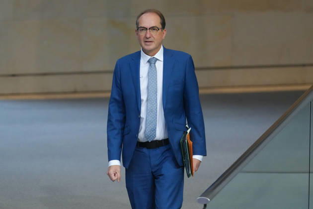 Deutscher Bundestag, 100. Plenarsitzung Alexander Dobrindt, Bundesminister des Innern laeuft mit dynamischer Mimik durch das Plenum zur Regierungsbank bei der 100. Sitzung des Deutschen Bundestag in Berlin, 09.10.2026 Berlin Berlin Deutschland