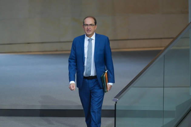 Deutscher Bundestag, 100. Plenarsitzung Alexander Dobrindt, Bundesminister des Innern laeuft durch das Plenum zur Regierungsbank bei der 100. Sitzung des Deutschen Bundestag in Berlin, 09.10.2026 Berlin Berlin Deutschland