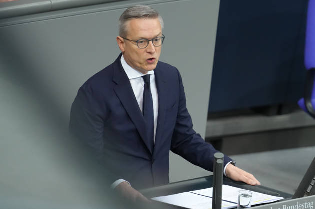 Deutscher Bundestag, 100. Plenarsitzung Dr. Karsten Wildberger, Bundesminister fuer Digitalisierung und Staatsmodernisierung im Portrait bei seiner Rede zur Aenderung des Telekommunikationsgesetz bei der 100. Sitzung des Deutschen Bundestag in Berlin, 09.10.2026 Berlin Berlin Deutschland