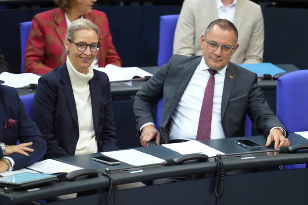 Deutscher Bundestag, 100. Plenarsitzung Die AfD Vorsitzenden Alice Weidel (AfD) und Tino Chrupalla (AfD) auf ihrem Platz im Plenum bei der 100. Sitzung des Deutschen Bundestag in Berlin, 09.10.2026 Berlin Berlin Deutschland