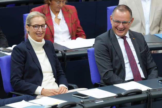 Deutscher Bundestag, 100. Plenarsitzung Die AfD Vorsitzenden Alice Weidel (AfD) und Tino Chrupalla (AfD) amuesieren sich gemeinsam auf ihrem Platz im Plenum bei der 100. Sitzung des Deutschen Bundestag in Berlin, 09.10.2026 Berlin Berlin Deutschland
