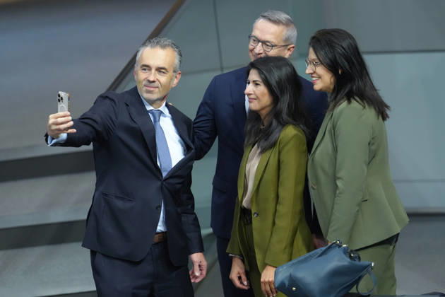 Deutscher Bundestag, 100. Plenarsitzung Mitglieder und Staatssekretaere des deutschen Bundestages machen ein Selfie mit Minister Dr. Karsten Wildberger (Bundesminister Digitales und Staatsmodernisierung) im Plenum bei der 100. Sitzung des Deutschen Bundestages, Berlin, 09.10.2026 Berlin Berlin Deutschland