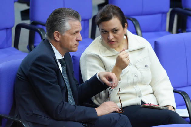 Deutscher Bundestag, 100. Plenarsitzung Der CDU Fraktionsvorsitzende Thorsten Frei im intensiven Austausch und Dialog mit CDU Generalsekretaerin Franziska Hoppermann in den hinteren Reihen des Deutschen Bundestag bei der 100. Plearsitzung, Berlin, 09.10.2026 Berlin Berlin Deutschland