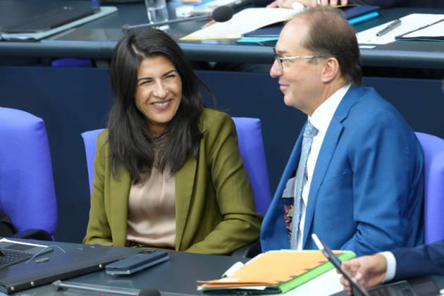 Deutscher Bundestag, 100. Plenarsitzung Serap Gueler im amuesierten Dialog und Gespraech mit Innenminister Alexander Dobrindt auf der Regierungsbank bei der 100. Sitzung des Deutschen Bundestag in Berlin, 09.10.2026 Berlin Berlin Deutschland