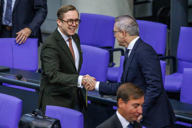 Bundestag Philipp Amthor (CDU) und Karsten Wildberger (CDU), Bundesminister fuer Digitales und Staatsmodernisierung, im Deutschen Bundestag am 09.10.26 in Berlin. Berlin Berlin Deutschland Bundestag