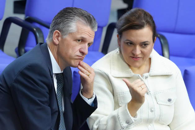 Deutscher Bundestag, 100. Plenarsitzung Der CDU Fraktionsvorsitzende Thorsten Frei im intensiven Austausch und Dialog mit CDU Generalsekretaerin Franziska Hoppermann in den hinteren Reihen des Deutschen Bundestag bei der 100. Plearsitzung, Berlin, 09.10.2026 Berlin Berlin Deutschland