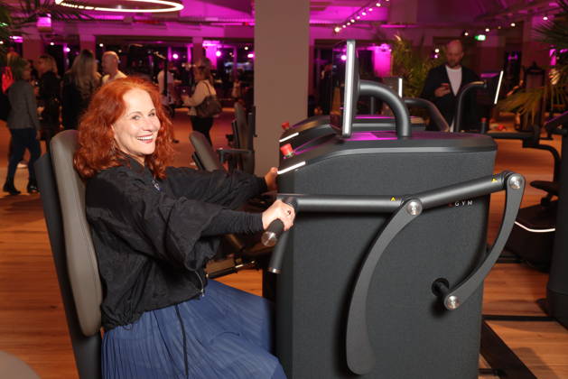 Schauspielerin Christiane Leuchtmann, Fitnessgeräte statt Roter Teppich - das 20. Fitnessstudio vom Sports Club wurde in Hamburg-Poppenbüttel eröffnet, prominente Gäste probierten die Fitness- und Wellnessgeräte inklusive Ladies-Area, Saunen und Relaxpool auf 5000 Quadratmetern Fläche gleich aus, Hamburg 8.10.2026