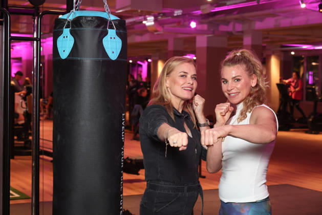 Schauspielerin Andrea Lüdke mit Boxerin Natalie Zimmermann, Fitnessgeräte statt Roter Teppich - das 20. Fitnessstudio vom Sports Club wurde in Hamburg-Poppenbüttel eröffnet, prominente Gäste probierten die Fitness- und Wellnessgeräte inklusive Ladies-Area, Saunen und Relaxpool auf 5000 Quadratmetern Fläche gleich aus, Hamburg 8.10.2026