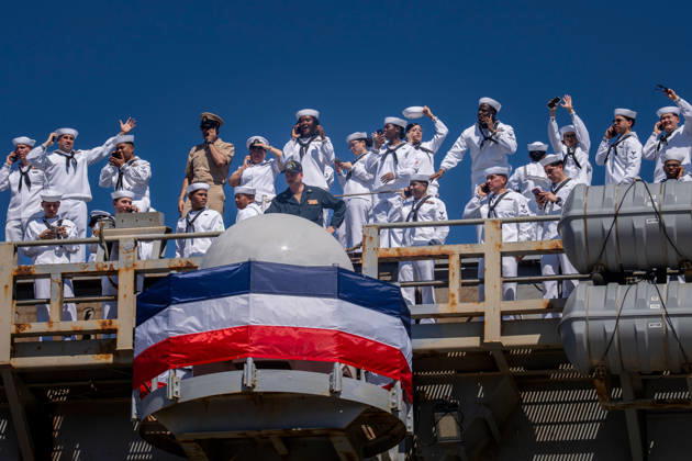 October 8, 2026, Coronado, California, United States: U.S. Navy sailors gather along the side of the aircraft carrier USS Abraham Lincoln (CVN 72) as the ship returns to Naval Air Station North Island in Coronado, California, on October 8, 2026, following a deployment. Sailors wave and use their phones as the carrier arrives, with red, white and blue bunting decorating the ship. Coronado United States - ZUMAg374 20261008_znp_g374_002 Copyright: xLoganxGrahamx