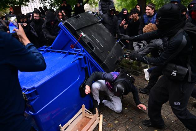 Riot police and protesters clash during a national manifestation against the Federal Government s budgetary measures, under the Keep your hands out of our pockets! (Blijf uit onze zakken! - Pas dans nos poches) moniker, organised by the trade unions on Friday 9 October 2026 in Brussels.  DIRKxWAEM 189228243