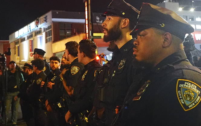 Protesters rally after ICE shooting of New York man in car with child inside NEW YORK, UNITED STATES - OCTOBER 08: Protesters rally after an Immigration and Customs Enforcement (ICE) agent shot a man as he sat in a car with a child inside on October 8, 2026, in New York City, U.S. Selcuk Acar Anadolu New York United States. Editorial use only. Please get in touch for any other usage. Copyright: x2026xAnadoluxSelcukxAcarx