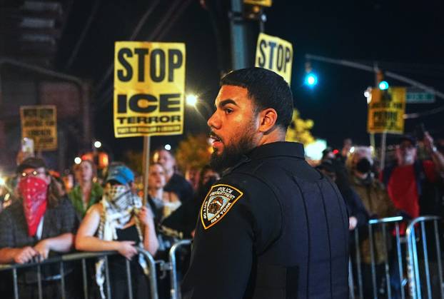 Protesters rally after ICE shooting of New York man in car with child inside NEW YORK, UNITED STATES - OCTOBER 08: Protesters rally after an Immigration and Customs Enforcement (ICE) agent shot a man as he sat in a car with a child inside on October 8, 2026, in New York City, U.S. Selcuk Acar Anadolu New York United States. Editorial use only. Please get in touch for any other usage. Copyright: x2026xAnadoluxSelcukxAcarx