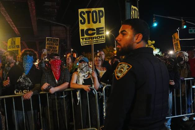 Protesters rally after ICE shooting of New York man in car with child inside NEW YORK, UNITED STATES - OCTOBER 08: Protesters rally after an Immigration and Customs Enforcement (ICE) agent shot a man as he sat in a car with a child inside on October 8, 2026, in New York City, U.S. Selcuk Acar Anadolu New York United States. Editorial use only. Please get in touch for any other usage. Copyright: x2026xAnadoluxSelcukxAcarx