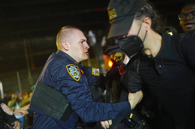 Protesters rally after ICE shooting of New York man in car with child inside NEW YORK, UNITED STATES - OCTOBER 08: Protesters rally after an Immigration and Customs Enforcement (ICE) agent shot a man as he sat in a car with a child inside on October 8, 2026, in New York City, U.S. Selcuk Acar Anadolu New York United States. Editorial use only. Please get in touch for any other usage. Copyright: x2026xAnadoluxSelcukxAcarx