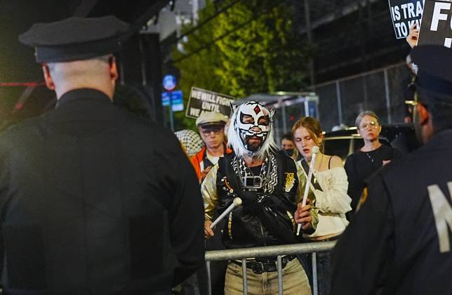 Protesters rally after ICE shooting of New York man in car with child inside NEW YORK, UNITED STATES - OCTOBER 08: Protesters rally after an Immigration and Customs Enforcement (ICE) agent shot a man as he sat in a car with a child inside on October 8, 2026, in New York City, U.S. Selcuk Acar Anadolu New York United States. Editorial use only. Please get in touch for any other usage. Copyright: x2026xAnadoluxSelcukxAcarx