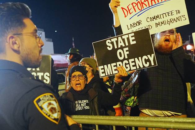 Protesters rally after ICE shooting of New York man in car with child inside NEW YORK, UNITED STATES - OCTOBER 08: Protesters rally after an Immigration and Customs Enforcement (ICE) agent shot a man as he sat in a car with a child inside on October 8, 2026, in New York City, U.S. Selcuk Acar Anadolu New York United States. Editorial use only. Please get in touch for any other usage.  Copyright: x2026xAnadoluxSelcukxAcarx