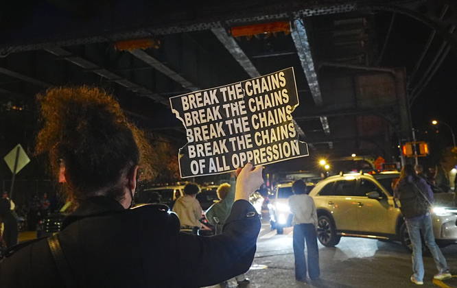 Protesters rally after ICE shooting of New York man in car with child inside NEW YORK, UNITED STATES - OCTOBER 08: Protesters rally after an Immigration and Customs Enforcement (ICE) agent shot a man as he sat in a car with a child inside on October 8, 2026, in New York City, U.S. Selcuk Acar Anadolu New York United States. Editorial use only. Please get in touch for any other usage. Copyright: x2026xAnadoluxSelcukxAcarx
