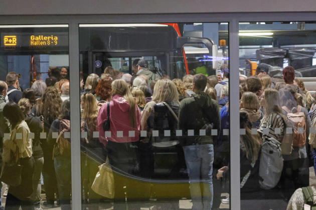 Frankfurt Impressionen 09.10.2026 Die 78. Frankfurter Buchmesse öffnet heute die Tore für alle Besucher - grosser Andrang bei der Bushaltestelle am Parkhaus Rebstockgelände Frankfurt (Main) Hessen Deutschland