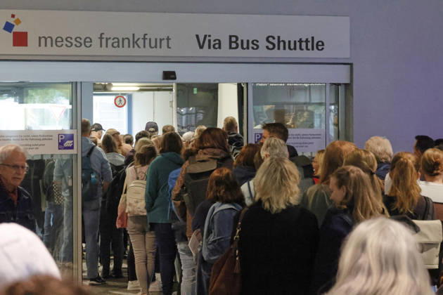 Frankfurt Impressionen 09.10.2026 Die 78. Frankfurter Buchmesse öffnet heute die Tore für alle Besucher - grosser Andrang bei der Bushaltestelle am Parkhaus Rebstockgelände Frankfurt (Main) Hessen Deutschland