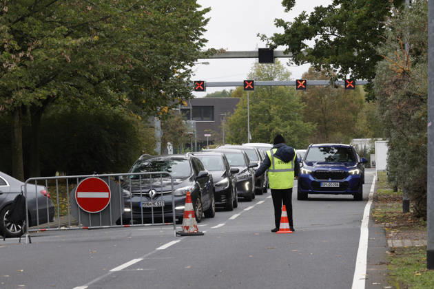 Frankfurt Impressionen 09.10.2026 Die 78. Frankfurter Buchmesse öffnet heute die Tore für alle Besucher - grosser Andrang bei der Bushaltestelle am Parkhaus Rebstockgelände Frankfurt (Main) Hessen Deutschland