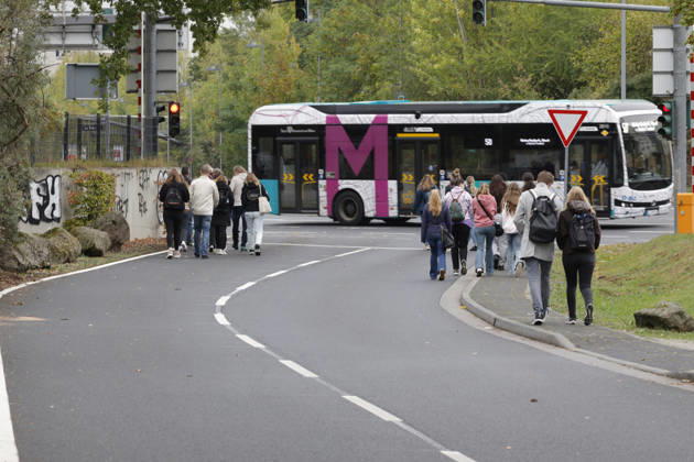 Frankfurt Impressionen 09.10.2026 Die 78. Frankfurter Buchmesse öffnet heute die Tore für alle Besucher - grosser Andrang bei der Bushaltestelle am Parkhaus Rebstockgelände Frankfurt (Main) Hessen Deutschland
