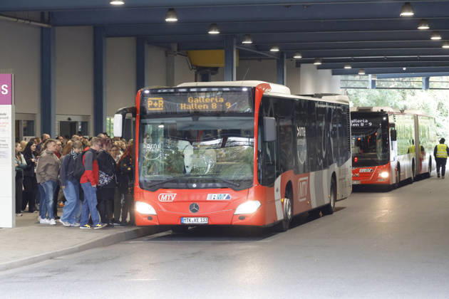 Frankfurt Impressionen 09.10.2026 Die 78. Frankfurter Buchmesse öffnet heute die Tore für alle Besucher - grosser Andrang bei der Bushaltestelle am Parkhaus Rebstockgelände Frankfurt (Main) Hessen Deutschland