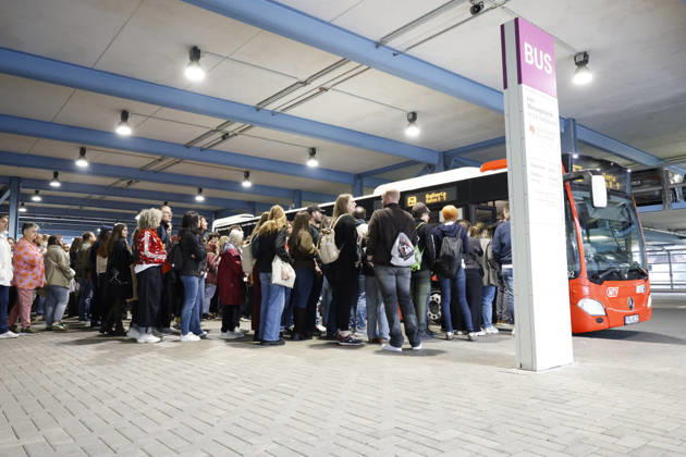 Frankfurt Impressionen 09.10.2026 Die 78. Frankfurter Buchmesse öffnet heute die Tore für alle Besucher - grosser Andrang bei der Bushaltestelle am Parkhaus Rebstockgelände Frankfurt (Main) Hessen Deutschland