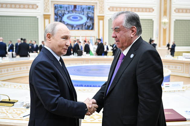 TURKMENISTAN, BALKAN PROVINCE - OCTOBER 9, 2026: Russia s President Vladimir Putin and Tajikistan s President Emomali Rahmon shake hands after a narrow-format meeting of the CIS Council of Heads of State in Turkmenbashi Turkmenistan  - ZUMAt113 20261009_zaa_t113_147 Copyright: xSergeixBobylevx