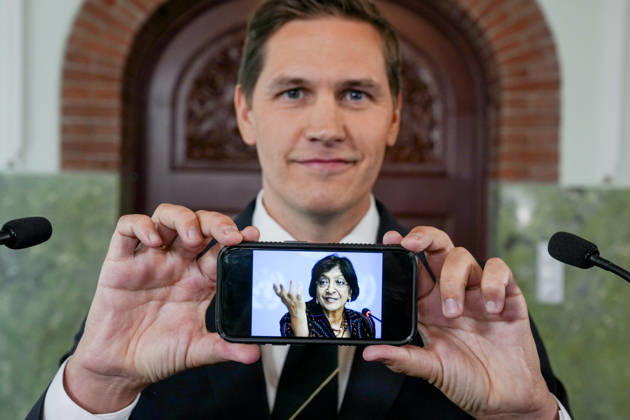 Nobel Peace Prize 2026 Oslo 20261009. The Chairman of the Nobel Committee, Jorgen Watne Frydnes, with a picture of Navanethem Navi Pillay who will be awarded the Nobel Peace Prize for 2026 at the Nobel Institute. Photo: Javad Parsa NTB Oslo Norway ZbLIYfgkmGI EDITORIAL USE ONLY Ref:_BNC_POLZbLIYfgkmGI.jpg Copyright: xJavadxParsax xNTBx