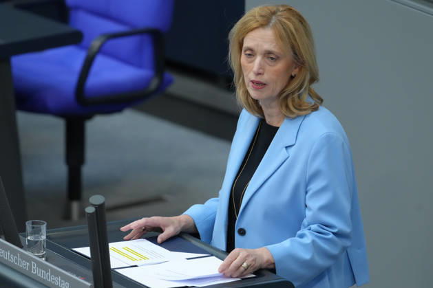 Deutscher Bundestag, 100. Plenarsitzung Karin Prien, Bundesministerin fuer Bildung, Familie, Senioren, Frauen und Jugend im Portrait bei ihrer Rede zum Startchancen- und Qualitaetsentwicklungsgesetz bei der 100. Sitzung des Deutschen Bundestag in Berlin, 09.10.2026 Berlin Berlin Deutschland