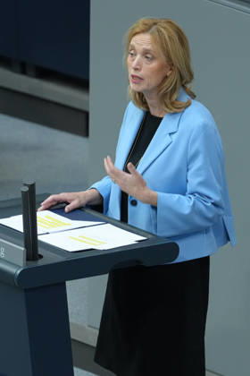 Deutscher Bundestag, 100. Plenarsitzung Karin Prien, Bundesministerin fuer Bildung, Familie, Senioren, Frauen und Jugend im Portrait bei ihrer Rede zum Startchancen- und Qualitaetsentwicklungsgesetz bei der 100. Sitzung des Deutschen Bundestag in Berlin, 09.10.2026 Berlin Berlin Deutschland