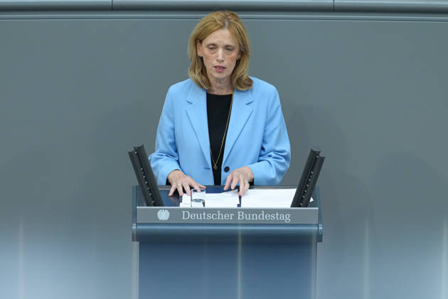 Deutscher Bundestag, 100. Plenarsitzung Karin Prien, Bundesministerin fuer Bildung, Familie, Senioren, Frauen und Jugend im Portrait bei ihrer Rede zum Startchancen- und Qualitaetsentwicklungsgesetz bei der 100. Sitzung des Deutschen Bundestag in Berlin, 09.10.2026 Berlin Berlin Deutschland